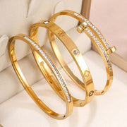 Luxurious and romantic diamond-encrusted bracelets are fashionable jewelry suitable for women to attend parties and banquets.